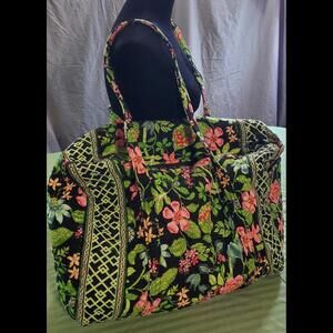 Chic Floral Quilted Weekender Bag - Vibrant Black & Pink Design